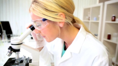 实验室中的女性医学研究人员