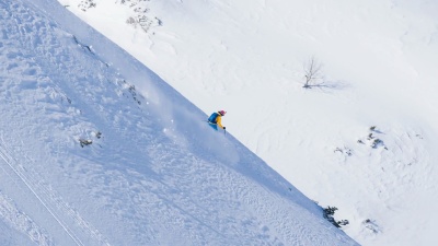 自由式滑雪运动员滑出滑雪道