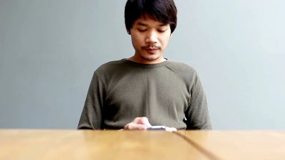 年轻人在家玩智能手机