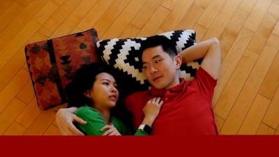 夫妇在客厅的地板上放松