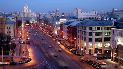 从高处俯瞰莫斯科夜景(中央儿童商店建筑上的观景台)，俄罗斯-在大规模重建后于2015年4月开放