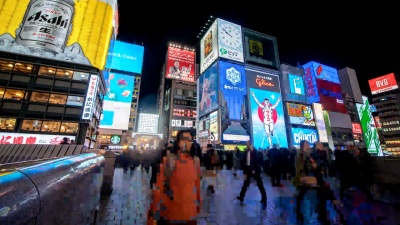  延时摄影 人们走在日本大阪多通波里的夜间购物街