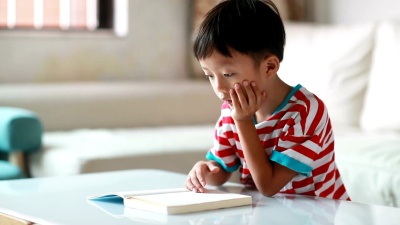 小男孩在看书