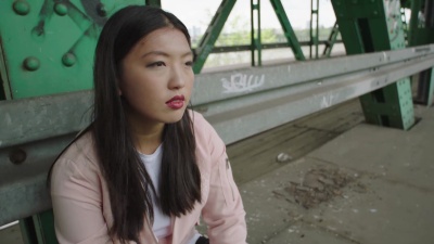 年轻女子走在桥下。孤独