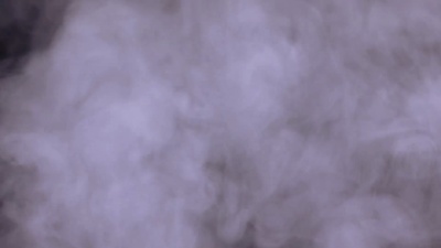 黑色背景上的白色水蒸气