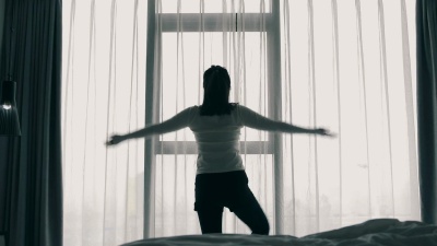 女人在早上拉伸