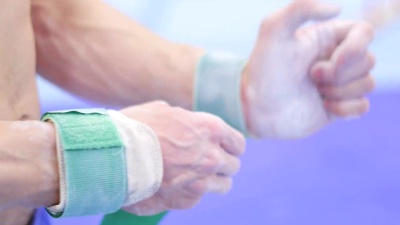 体操运动员佩戴防护腕带