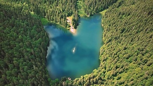 从鹰的飞行高度飞过美丽的山林和蓝湖