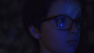 用投影仪拍摄 儿童面部的抽象镜头机器人圆的反射