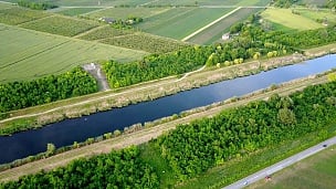 农场之间的荷兰运河