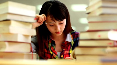 年轻女子在图书馆看书