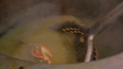 用大锅煮螃蟹