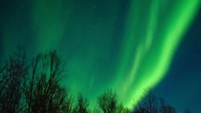 北极光、极光或北极光在夜空中的时间在挪威上空消逝