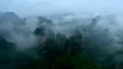云海中雄伟的山峰04