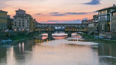 延时摄影 意大利日落时分在佛罗伦萨的庞特维奇奥(Ponte Vecchio)
