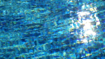 蓝色池水