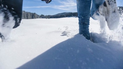 两个人在雪中奔跑