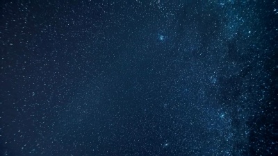 银河系的全景，伴随着陨石雨和透过宇宙到太空和其他星系的一瞥