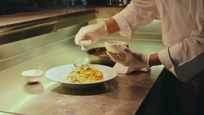 厨师烹饪，准备食物，意大利面，餐厅厨房的专业厨师