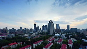 鸟瞰北京城市天际线和CCTV总部，日夜过渡