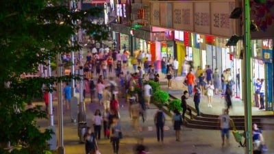 夜幕照亮深圳市著名的拥挤购物街全景 时光流逝中国