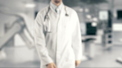 医生手持秃发
