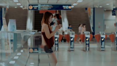 在地铁站用手机的女人