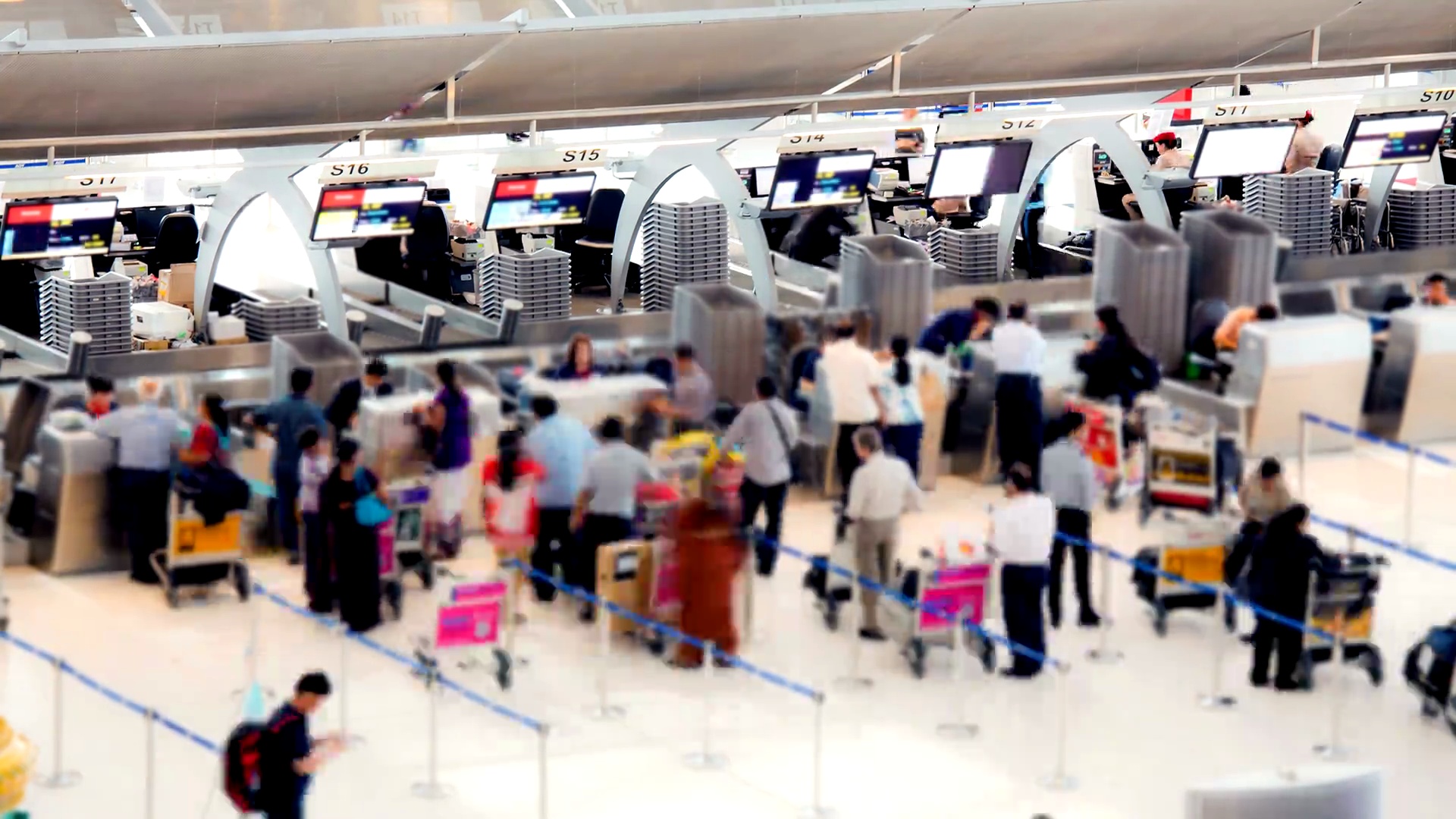 机场旅客人群在柜台大厅办理登机手续延时