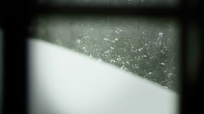 雪花穿过窗户(机架焦点)