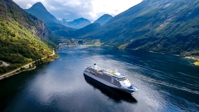 挪威Geiranger峡湾上的游轮