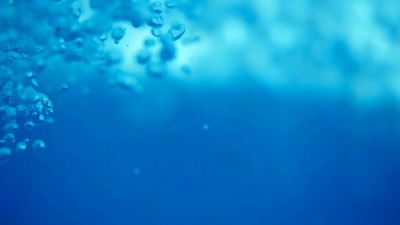 气泡上升。水下射击。慢动作。