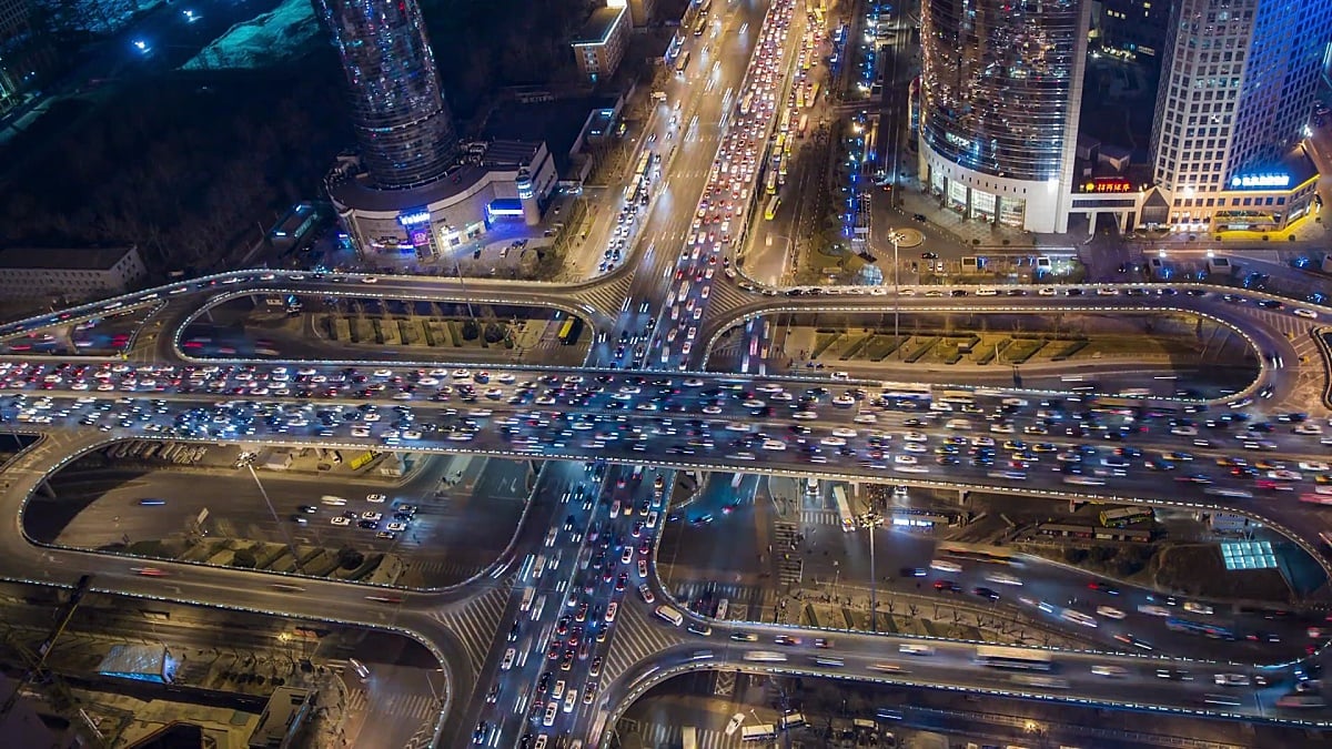 T/L WS HA TD夜间多条高速公路和立交桥高峰时间交通/北京，中国