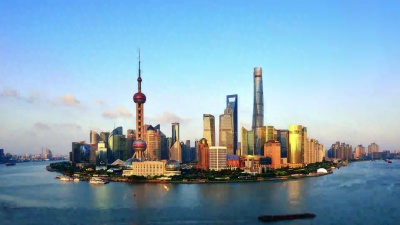 从白天到夜晚戏剧性的天空中的上海天际线