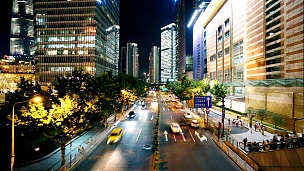繁华的道路与现代城市市中心的夜间现代建筑