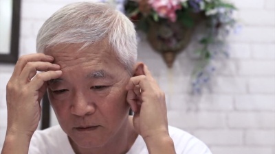 亚洲高龄男子手持面部思考，担忧和悲伤的视频