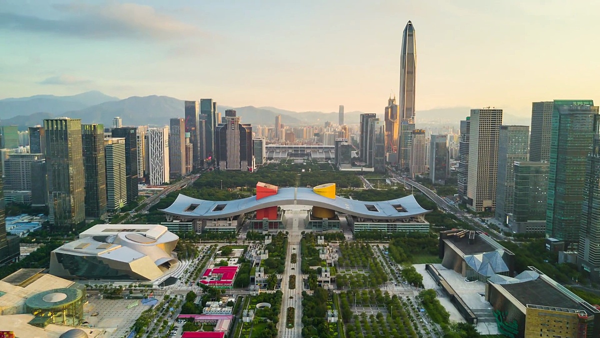 中国深圳城市景观日落天空市中心市政厅航空全景 时间间隔