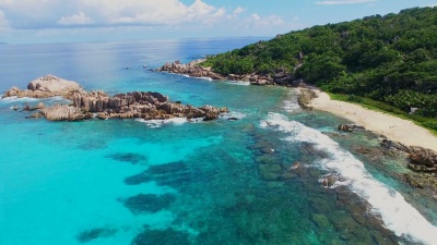 鸟瞰大安塞海滩，拉迪格岛，塞舌尔。