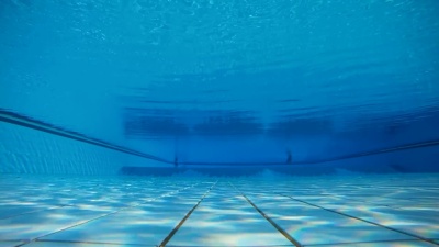 高清慢动作 跳入水池的水下镜头
