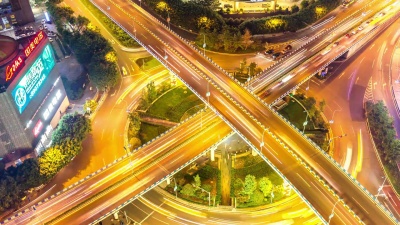 夜间消逝时现代城市中心区道路交叉口鸟瞰
