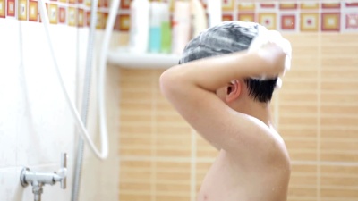 亚洲小男孩在洗手间洗头