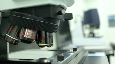 研究人员在实验室中使用显微镜