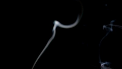 慢动作 在黑色背景上更改烟雾曲线