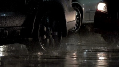 晚上雨中停放的汽车