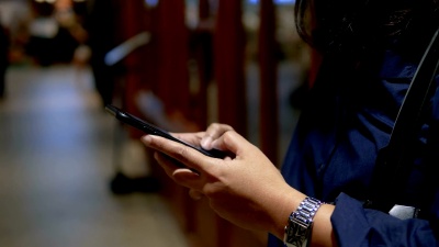 Cu 漂亮的女人拿着手机
