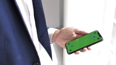 人手使用绿屏手机，iPhone X
