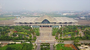 晴天武汉市著名火车站前方航空全景 中国