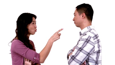愤怒的年轻夫妇吵架