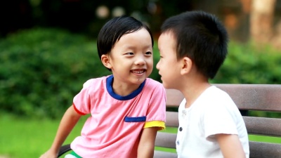 两兄弟在公园里玩