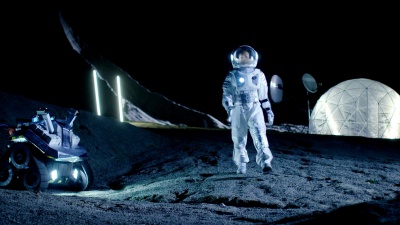 女宇航员在外星人星球上行走，环顾四周。在后台的生活区。太空旅行，星际探索和太阳系殖民概念。
