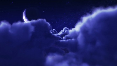 在夜晚穿越云层。新月。可循环。